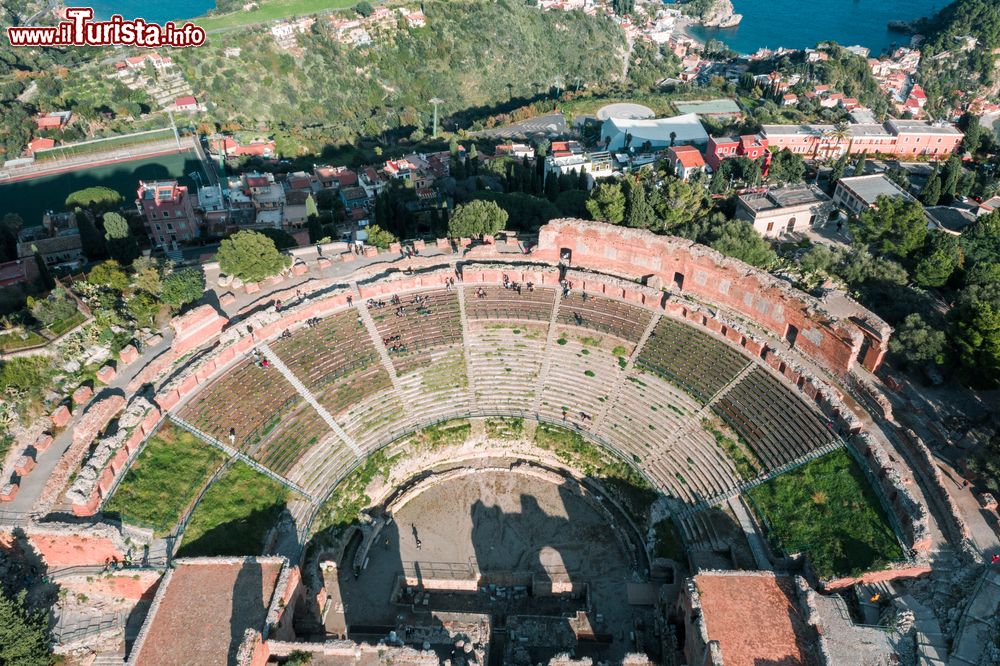 Immagine Vista con drone del Teatro Antico di Taormina in Sicilia nord-orientale