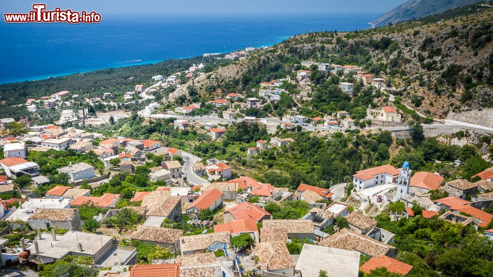 Immagine Vista dall'alto del villaggio di Dhermi nel sud dell'Albania