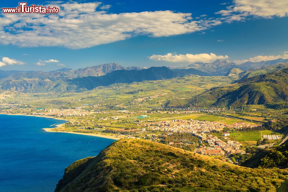 Immagine Vista dall'alto di Oliveri e la sua costa in Sicilia