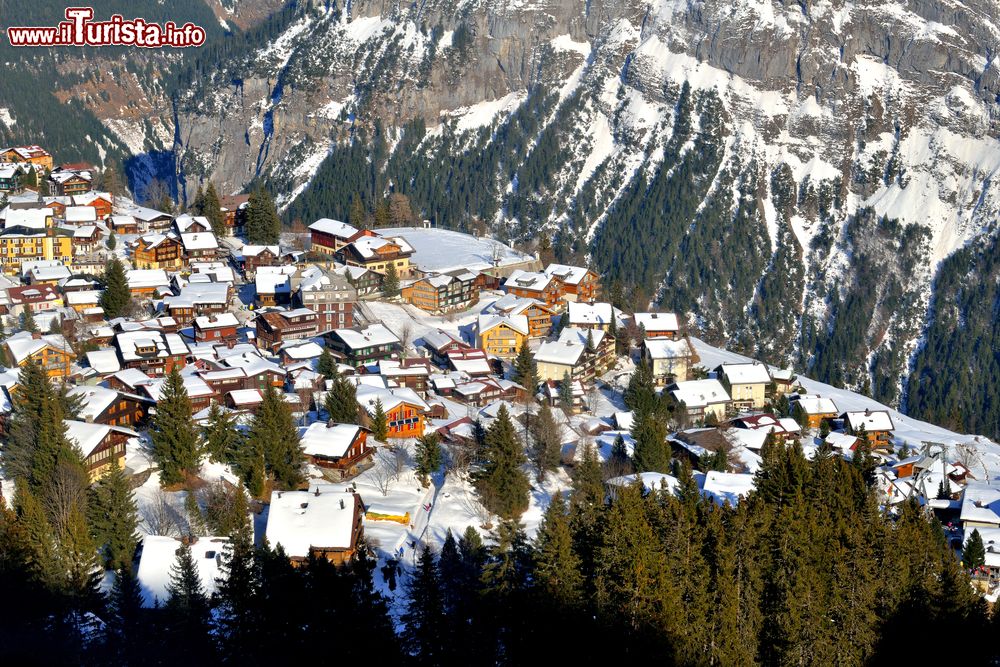 Immagine Vista dall'alto del borgo di Murren in Svizzera. E 'il villaggio più alto del Canton Berna a essere abitato tutto l'anno e si trova su una terrazza naturale posta di fronte alla catena della Jungfrau.