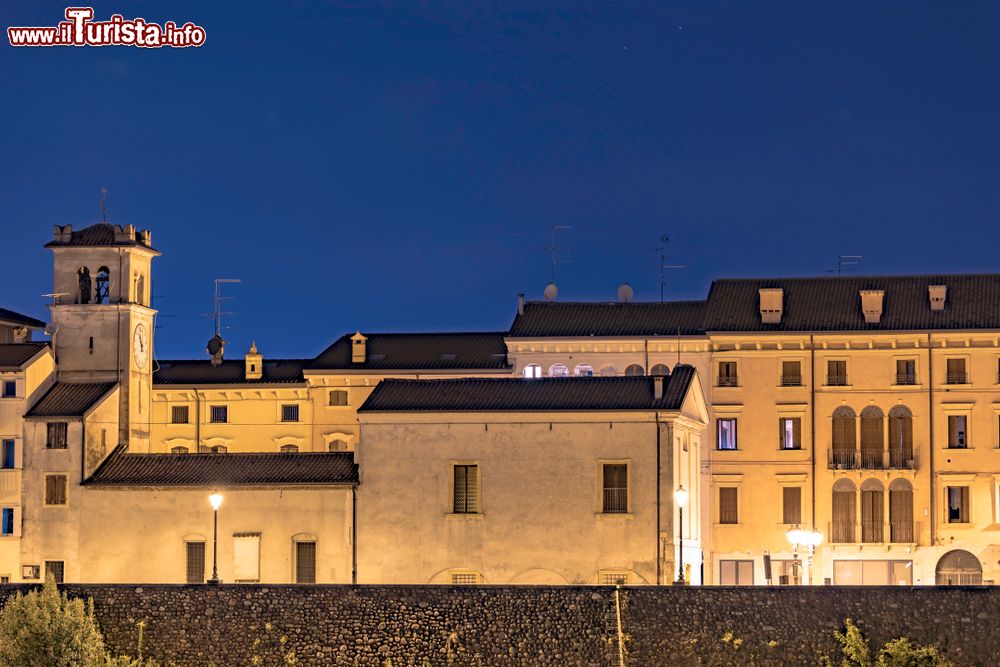 Immagine Vista del centro di Pescantina e la Chiesa di San Rocco, provincia di Verona (Veneto).