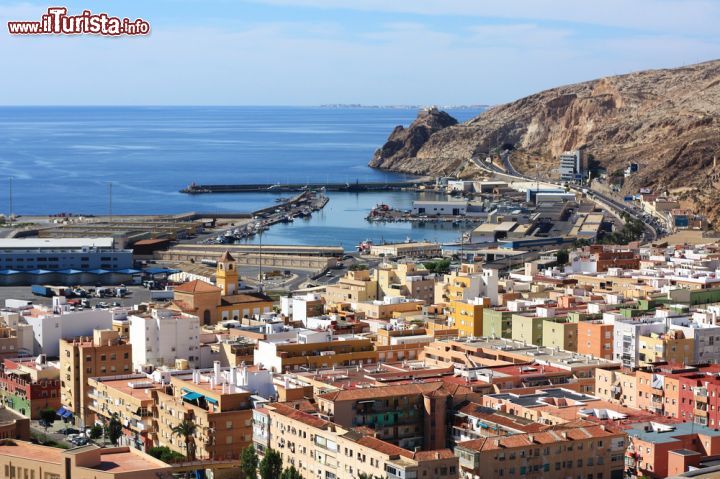 Immagine Vista della baia di Almeria dall'Alcazaba, Spagna. Circondata da una cerchia di montagne che si affacciano sul mare, Almeria è un importante porto commerciale, uno dei principali della Spagna mediterranea dopo Barcellona