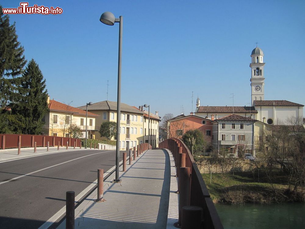 Immagine Vista della cittadina di Brugnera ripresa dal ponte sul fiume Livenza, Friuli Venezia Giulia - © Il dotor, CC BY-SA 3.0, Wikipedia