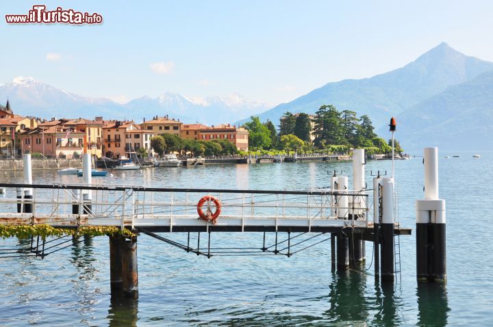 Immagine Vista di Menaggio dal pontile, Lombardia. Atmosfera suggestiva per questo scorcio fotografico del villaggio che si può ammirare dal pontile sul Lario - © Alexander Chaikin / Shutterstock.com