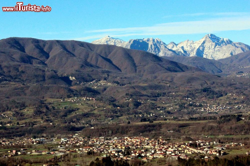 Immagine Vista di Pieve Fosciana e le Alpi Apuane sullo sfondo, Toscana