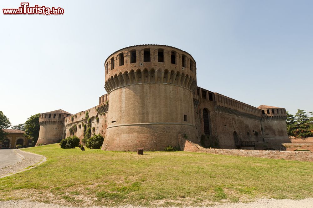 Immagine Vista d'insieme del Castello di Imola, la Rocca Sforzesca si trova nei pressi del centro storico della città romagnola