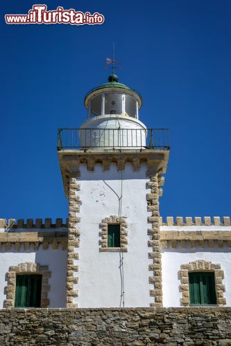 Immagine Vista frontale del faro di Serifos, Grecia. La caratteristica architettura greca si riscontra anche in questo faro costruito in pietra e intonaco bianco - © Lemonakis Antonis / Shutterstock.com