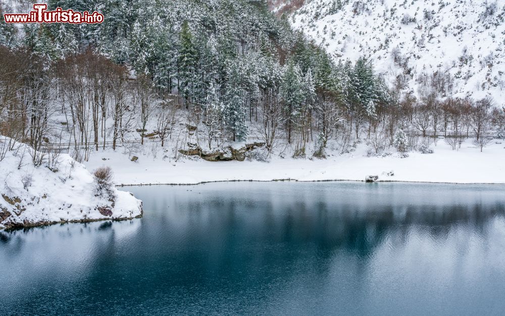 Immagine Vista invernale del Lago di San Domenico in Abruzzo