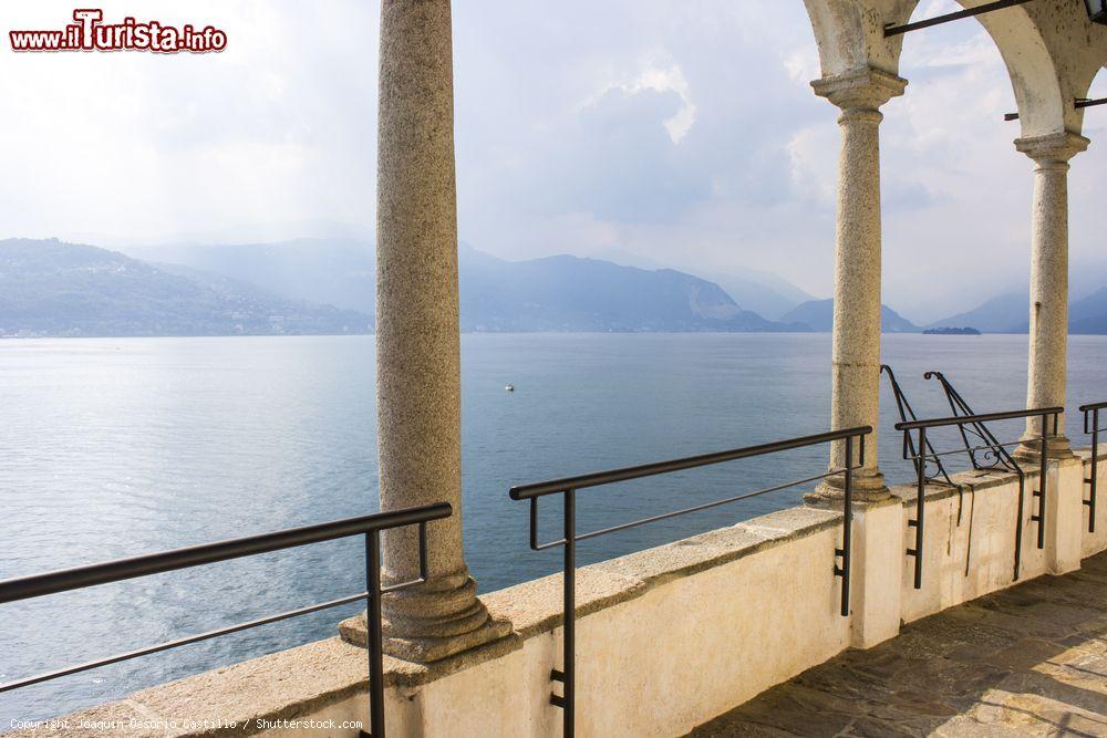 Immagine Vista del Lago Maggiore dal loggiato dell'Eremo di Santa Caterina del Sasso a Leggiuno - © Joaquin Ossorio Castillo / Shutterstock.com