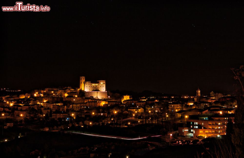 Immagine Vista notturna del borgo di Longiano nel cesenate, Emilia-Romagna