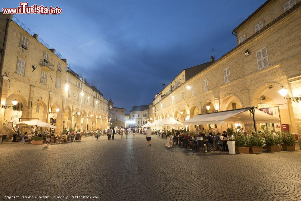 Immagine Vista notturna del centro storico di Fermo nelle Marche - © Claudio Giovanni Colombo / Shutterstock.com