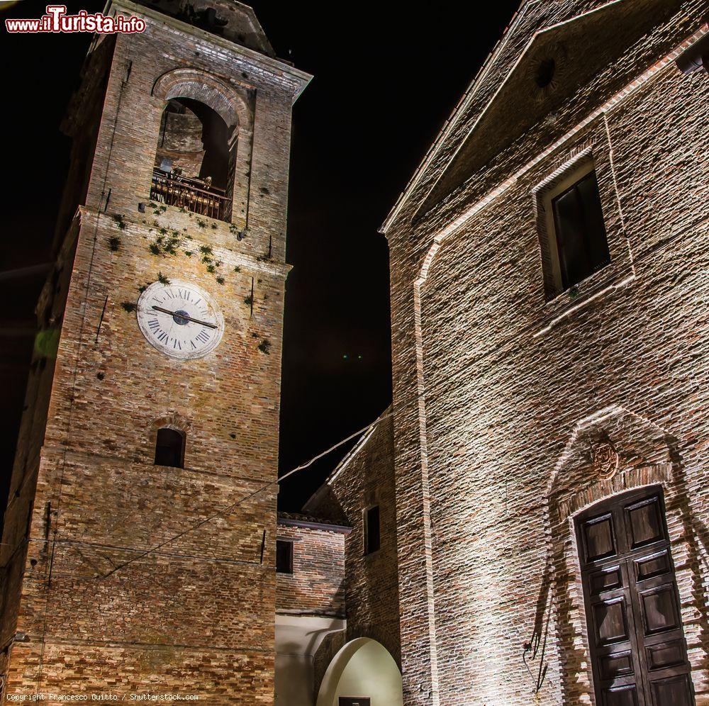 Immagine Vista notturna del centro storico di Mondaino nelle Marche - © Francesco Guitto / Shutterstock.com