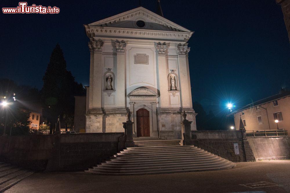 Immagine Vista notturna della cattedrale di Tricesimo in Friuli Venezia Giulia.