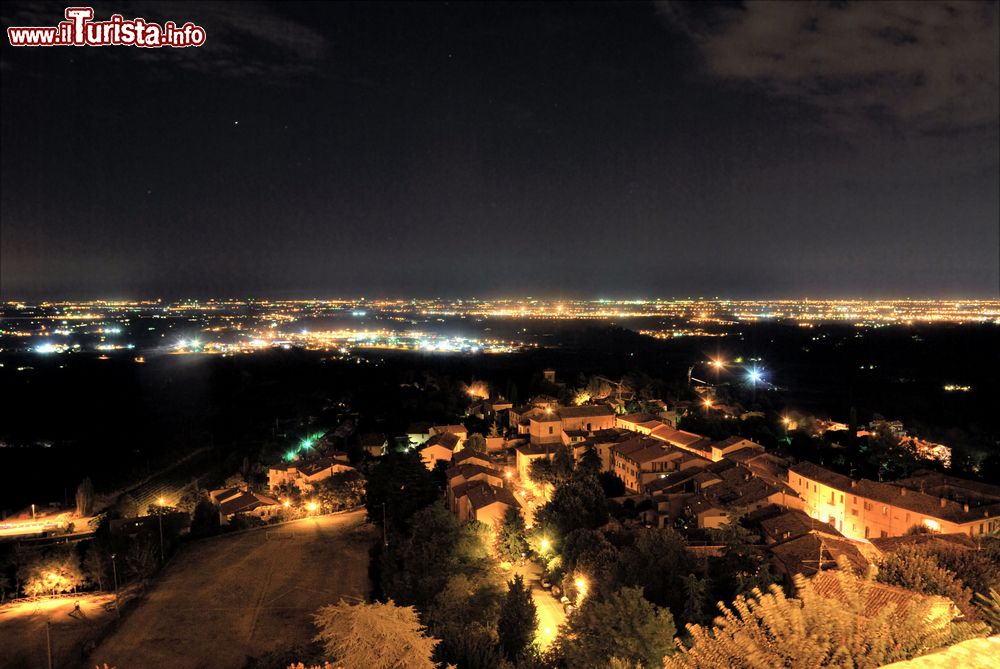 Immagine Vista notturna di Bertinoro e la sottostante painura romagnola