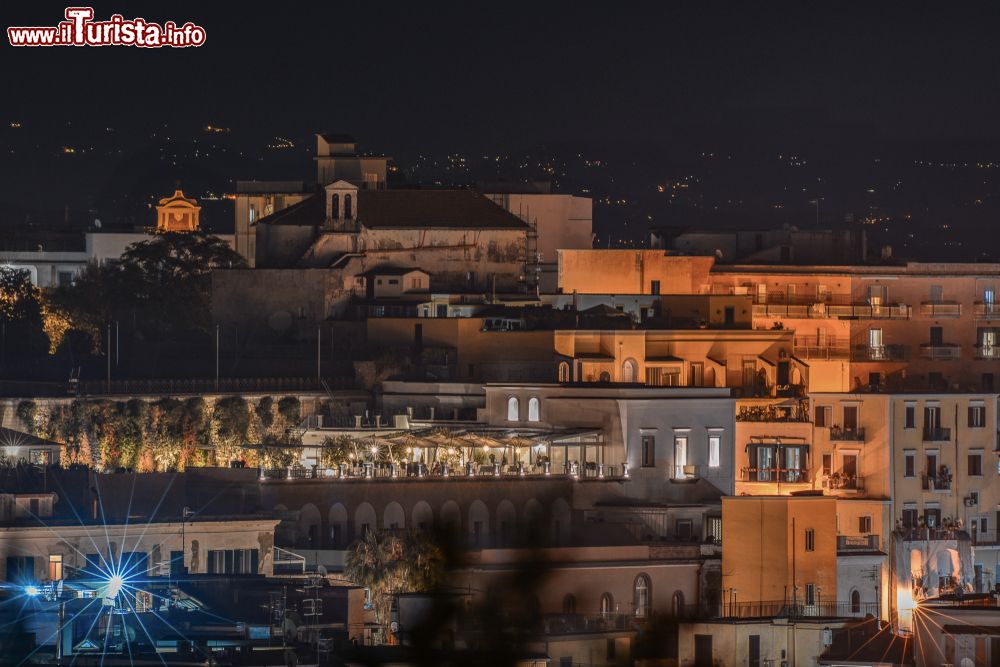 Immagine Vista notturna di Pozzuoli in Campania