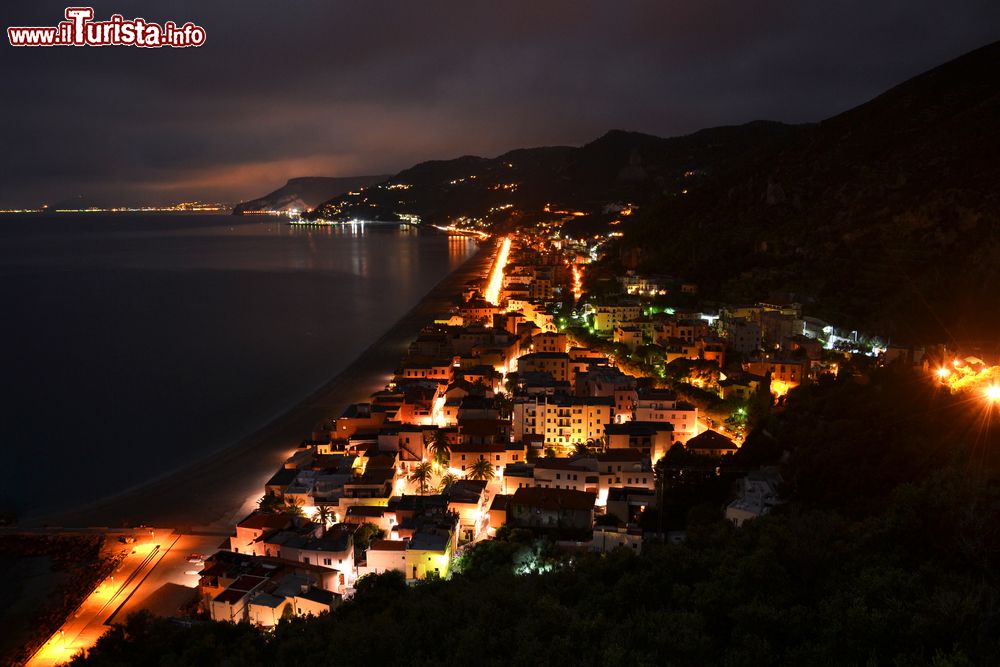 Immagine Vista notturna di Varigotti in Liguria, Riviera di Ponente