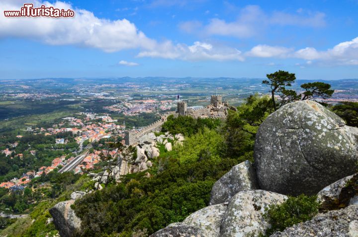 Immagine Vista panoramica dal Castelo dos Mouros, uno dei principali punti d'interesse turistico di Sintra (Portogallo) - foto © Marcelina Zygula / Shutterstock.com