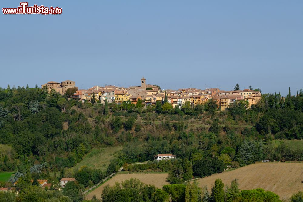 Immagine Vista panoramica del borgo di Dozza vicino ad Imola, Emilia-Romagna