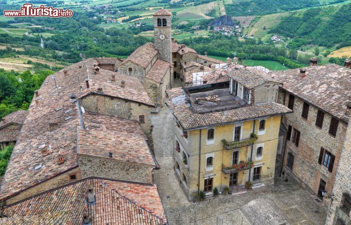 Immagine Vista panoramica del borgo di Vigoleno - Dall'alto di ciascuna delle sue torri è possibile ammirare la struttura raccolata di questa cittadella, e godere di un panorama delle colline delle valli dei torrenti Stirone e Ongina. - © Mi.Ti. / Shutterstock.com