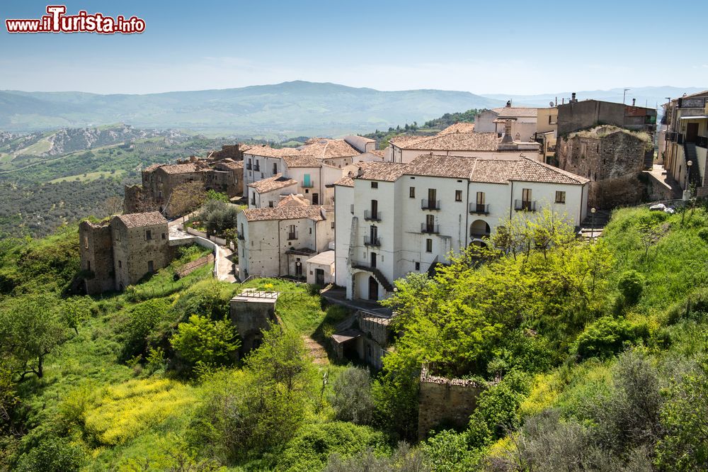 Immagine Vista panoramica del borgo lucano di Aliano in Basilicata.