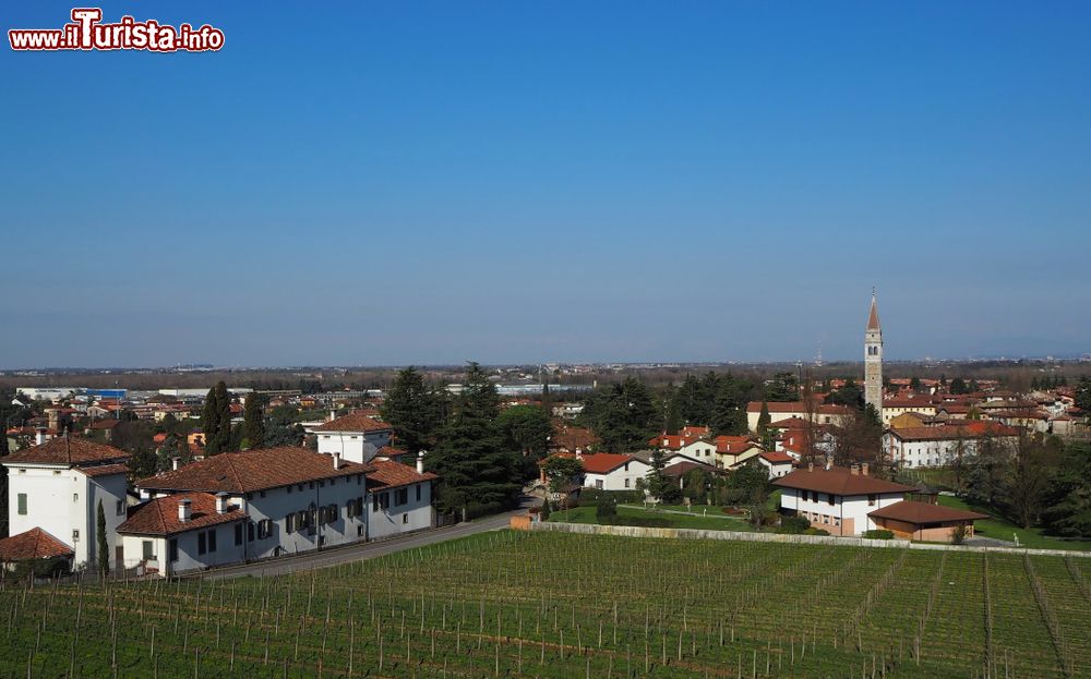 Immagine Vista panoramica del centro di Buttrio, cittadina della pianura friulana