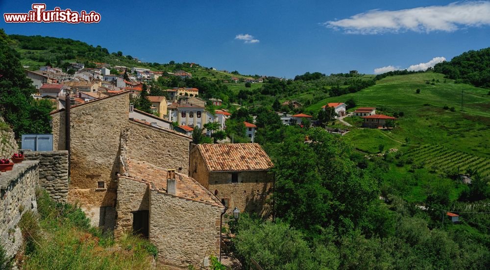 Immagine Vista panoramica del centro storico di Roccascalegna in Abruzzo