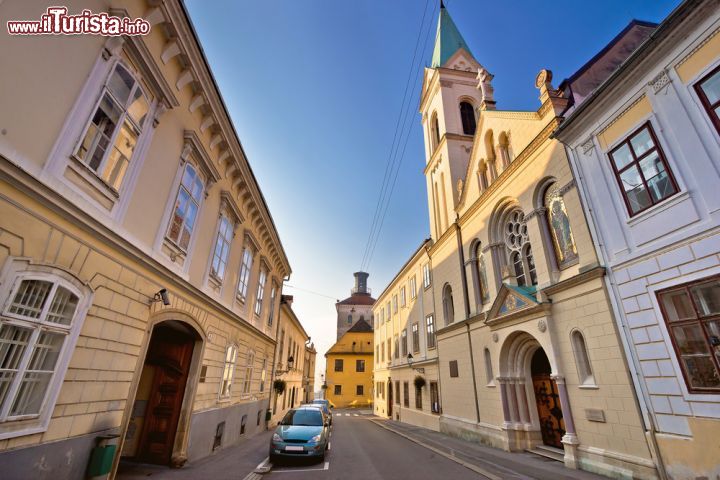 Immagine Vista panoramica della città storica di Zagabria, Croazia. Suggestiva capitale della Croazia dall'aspetto mitteleuropeo, Zagabria è ricca di palazzi eleganti e decorati - © xbrchx / Shutterstock.com