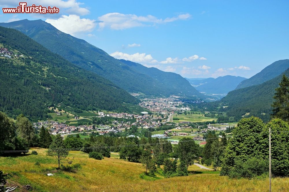 Immagine Vista panoramica della Val di Sole in Trentino in estate