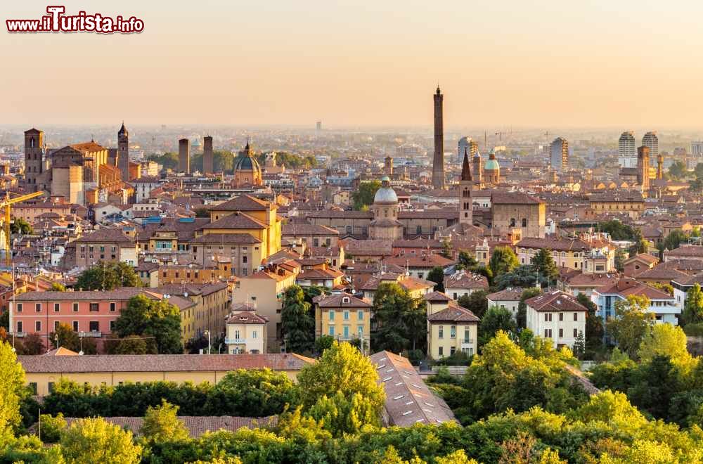 Immagine Vista panoramica del centro di Bologna al mattino presto. La skyline della città emiliana è dominata dalla sagoma affusolata della Torre degli Asinelli - foto © Shutterstock.com