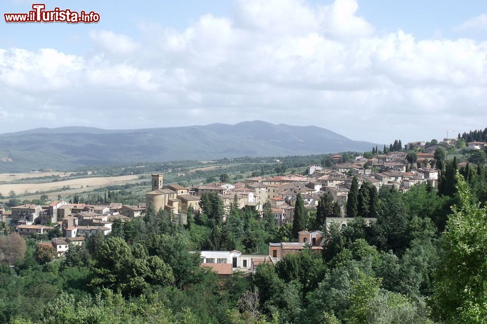 Immagine Vista panoramica di Chianni in Toscana, provincia di Pisa - © LigaDue - CC BY-SA 4.0, Wikipedia