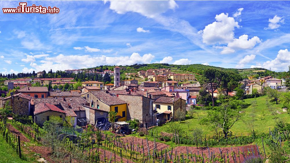 Immagine Vista panoramica di Gaiole in Chianti, tra le colline della Toscana