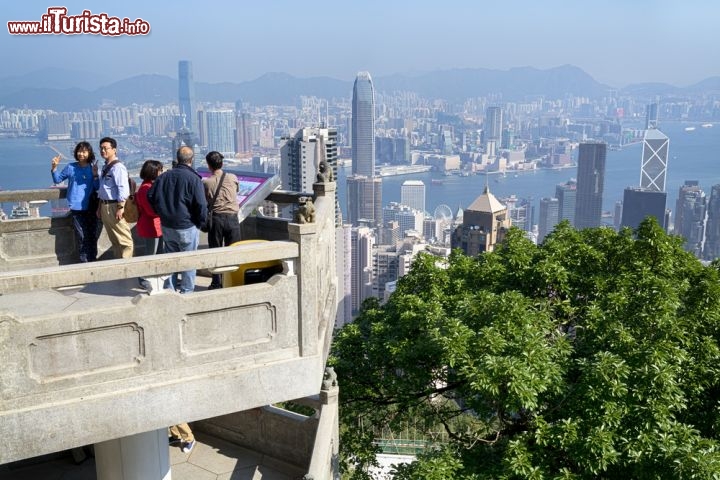 Immagine La suggestiva vista panoramica su Hong Kong dal belvedere di Victoria Peak, la collina più alta della città.