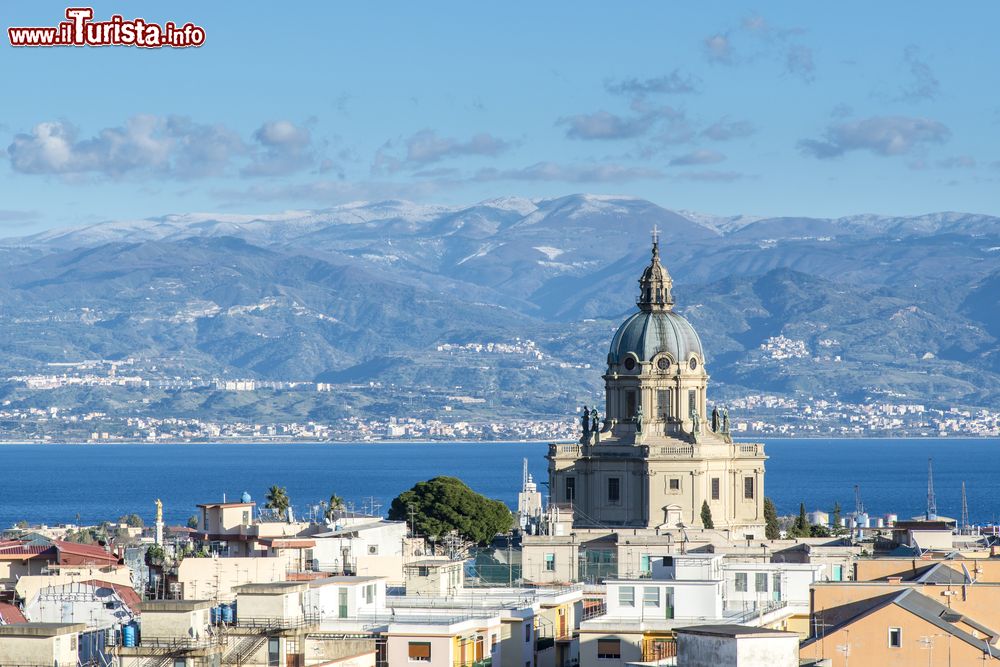 Immagine Vista panoramica di Messina e della basilica di Cristo Re, Sicilia. Questo sacrario in stile barocco è stato costruito nel 1937 sui resti del castello di Matagrifone; troneggia sulla città con la sua cupola maestosa e le forme che richiamano l'architettura di Juvara.