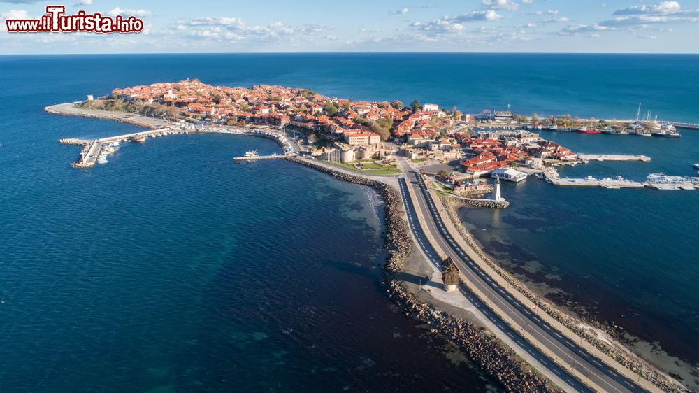 Immagine Vista panoramica di Nesebăr, cittadina affacciata sul Mar Nero, tra le principali mete turistiche della Bulgaria.