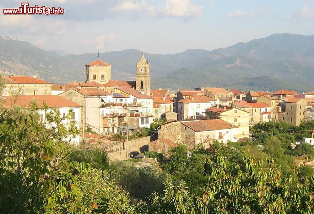 Immagine Vista panoramica di Stio in Campania: siamo nella penisola del Cilento - © Dэя-Бøяg, CC BY-SA 4.0, Wikipedia