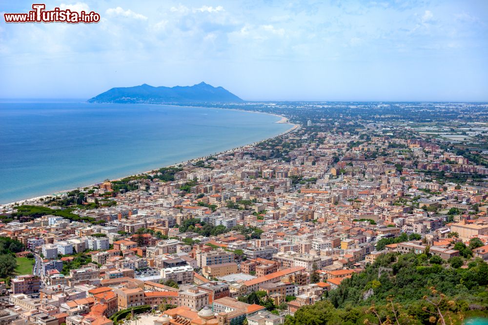 Immagine Vista panoramica di Terracina con il Promontorio del Circeo sullo sfondo, siamo nel Lazio