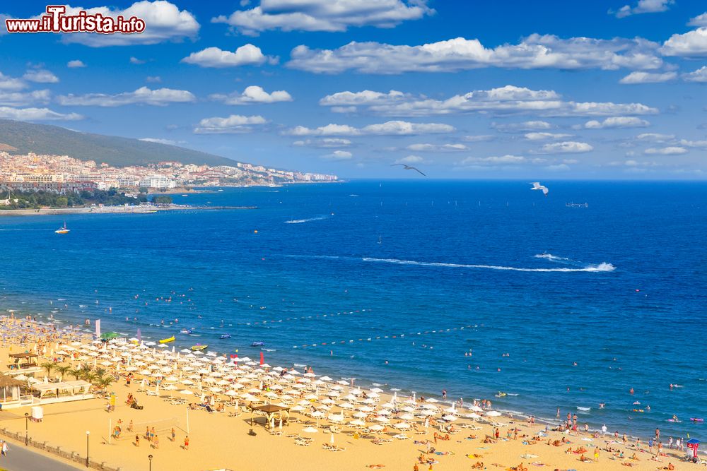 Immagine Vista panoramica su Sunny Beach, la famosa località turistica sul Mar Nero nel comune di Nesebăr, Bulgaria.