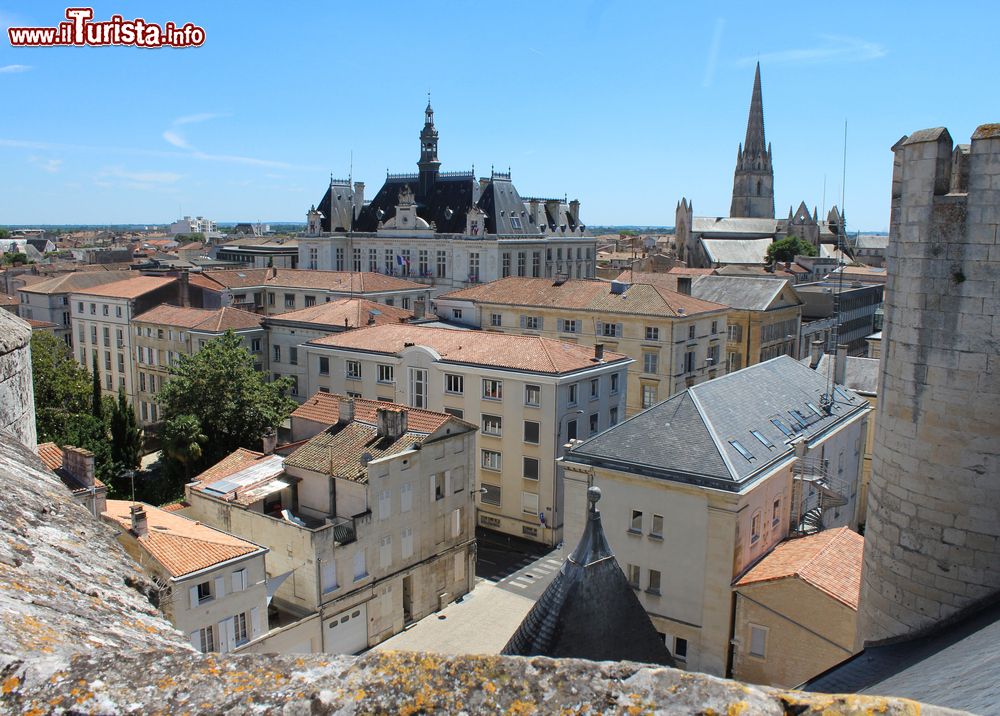 Immagine Vista panoramica sui tetti della cittadina di Niort, Francia. Fra gli edifici spiccano il Palazzo Municipale e la chiesa di Notre Dame. Niort è una grande località del dipartimento di Deux-Sèvres nella regione della Nuova Aquitania.