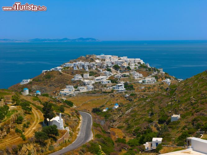 Immagine Vista panoramica sull'isola di Sifnos, Isole Cicladi - Situata fra Serifo e Milo e a circa 130 chilometri dal Pireo, Sifnos è un'isola montagnosa con valli fertili, belle spiagge sia di sabbia che di sassi, scogliere e numerosi centri abitati. Perla nascosta delle Cicladi, è una delle terre greche con più charme: raffinata e distaccata, offre panorami e paesaggi incantevoli che si possono scoprire in tre-quattro giorni di permanenza © Korpithas / Shutterstock.com