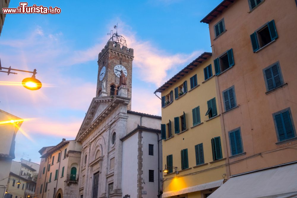 Immagine Vista serale del centro storico di Poggibonsi in Toscana