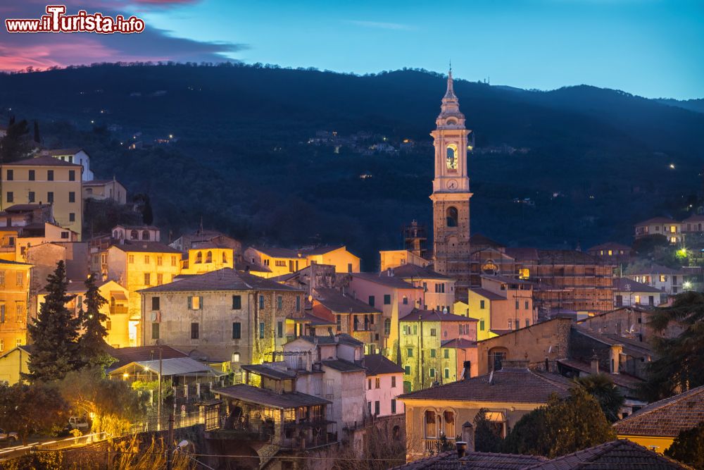 Immagine Vista serale delle case del centro storico di Dolcedo, borgo della riviera di ponente in Liguria