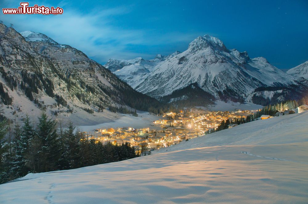 Immagine Vista serale di Lech in inverno, Alpi Austriache