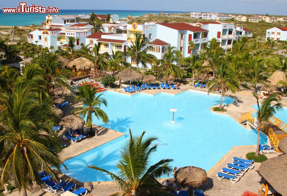 Immagine Vista su hotel e piscina a Cayo Largo, Cuba. Grazie ai voli internazionali è piuttosto semplice raggiungere questo paradiso terrestre.