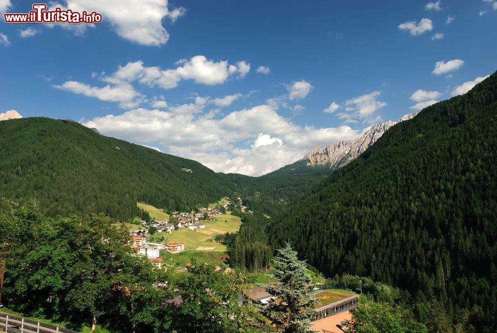 Immagine Vista su Nova Levante, provincia di Bolzano, Trentino Alto Adige. Questa località si trova nel cuore del Patrimonio mondiale dell'Unesco a ridosso dell'imponente Catinaccio che al crepuscolo, per alcuni minuti, si tinge di rosa.