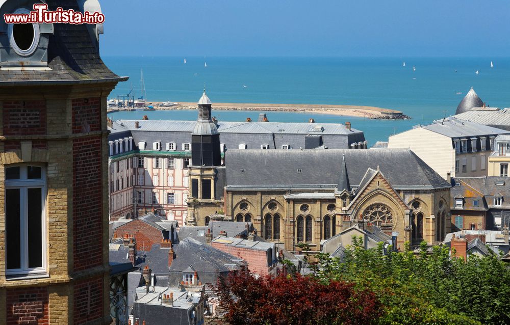 Immagine Vista sui tetti di Trouville-sur-Mer (Francia) e, sullo sfondo, il mare del Canale della Manica.