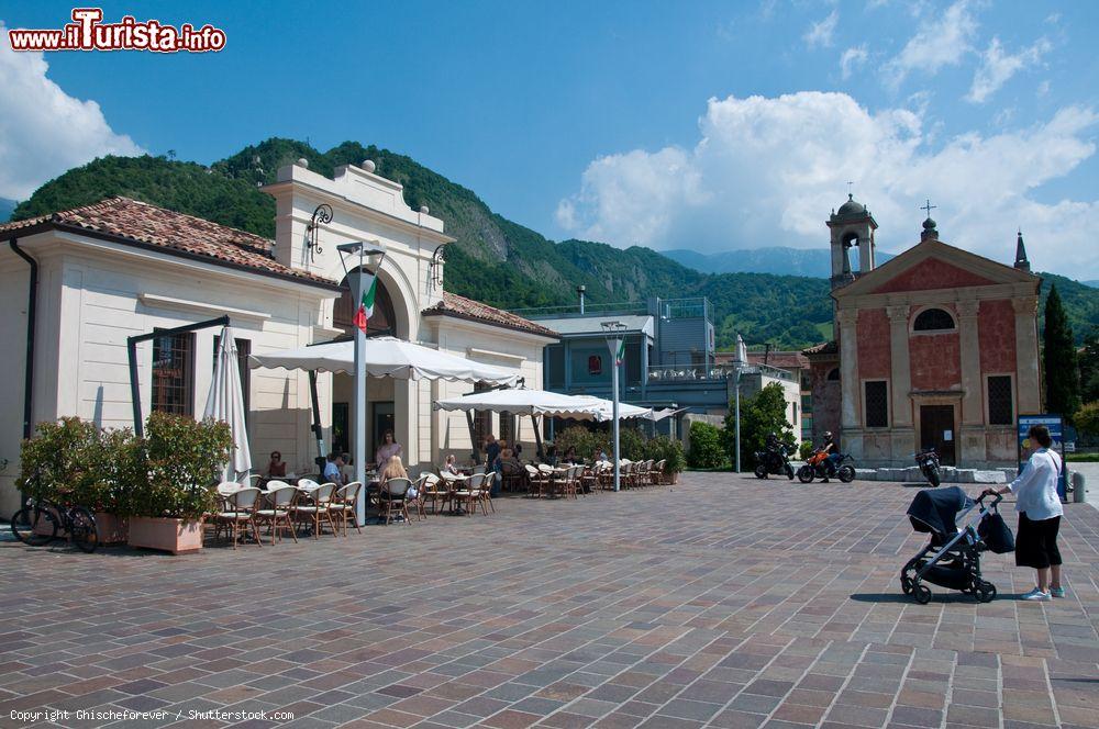 Immagine Vittorio Veneto, provincia di Treviso (Veneto): veduta della piazza cittadina in una giornata primaverile - © Ghischeforever / Shutterstock.com