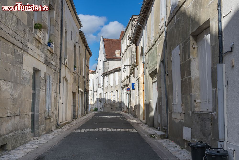 Immagine Viuzza con vecchie case medievali nel curoe di Cognac, Francia.