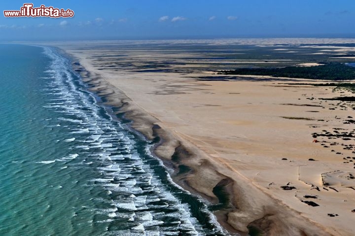 Immagine In volo sopra la zona di Caburé, all'interno dei Lençois Maranhenses (Brasile): da un lato l'Oceano Atlantico, dall'altro il parco nazionale.