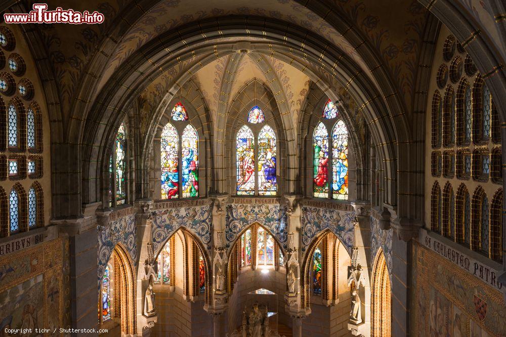 Immagine Volte e vetrate del Palazzo Episcopale di Astorga, Spagna. Questo complesso con pianta a croce greca si presenta con un aspetto medievale pur incorporando alcuni elementi che carratterizzeranno Gaudì nei suoi lavori successivi fra cui gli archi dell'entrata principale - © tichr / Shutterstock.com