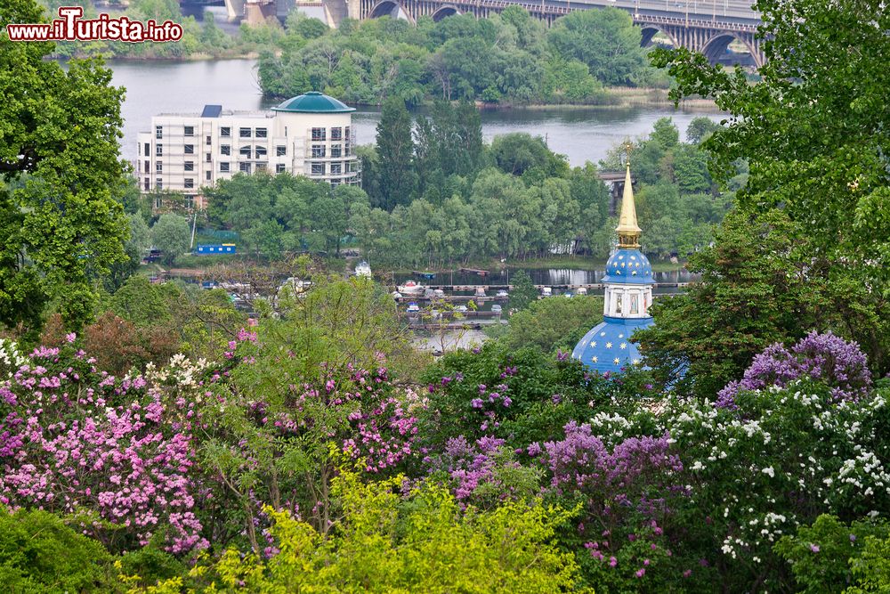 Immagine Vydubychi Monastery a Kiev, Ucraina. Questo storico monastero è circondato da un grande parco fiorito. Si trova sulle sponde del fiume Dnieper.